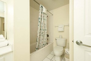 Badewanne, Haartrockner, Handtücher, Seife
