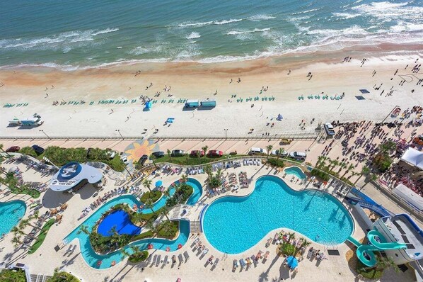 Alberca techada y alberca al aire libre