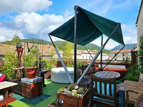 Appartement en Centre-Ville avec Vue et Jacuzzi ! Idéal couple ou petite famille