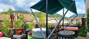 Downtown apartment with view and Jacuzzi! Ideal for couples or small families