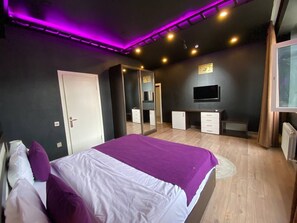 Connecting rooms with 2 double beds | 이탈리아 프레떼 시트, 고급 침구, 템퍼페딕 침대, 미니바