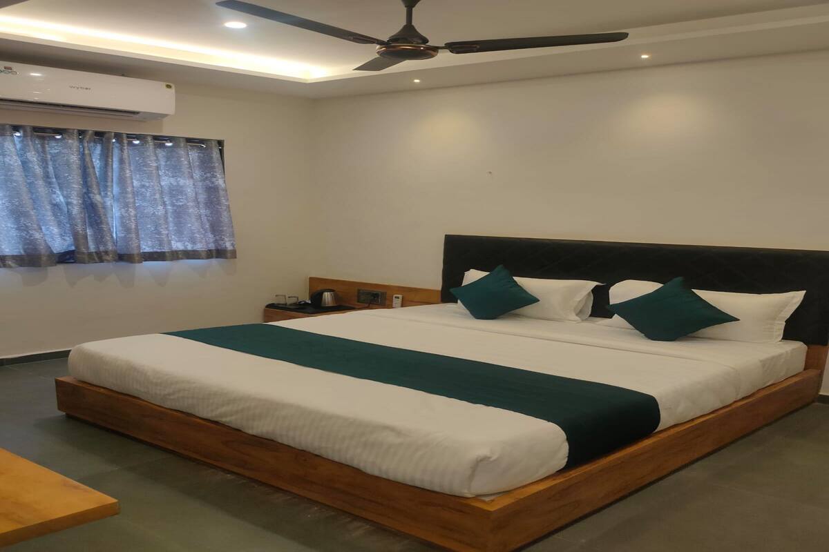 Superior Room | Hypo-allergenic bedding, desk, rollaway beds, free WiFi