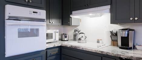 Jääkaappi, mikroaaltouuni, uuni, liesi