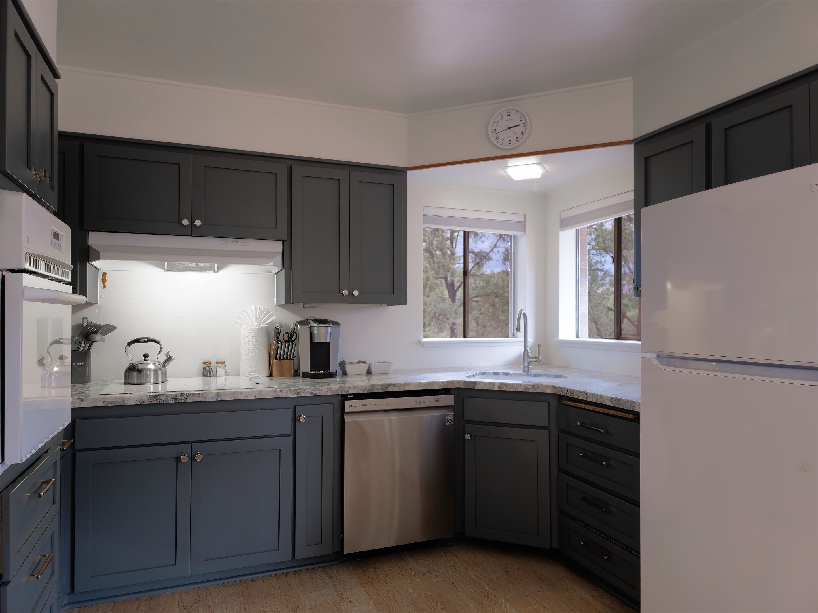 Køleskab, mikrobølgeovn, ovn, kogeplade