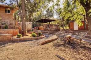 Property grounds - Sedona Retreat with Red Rock Views, Mid-Century Charm | Upper Level Duplex (Sedona)