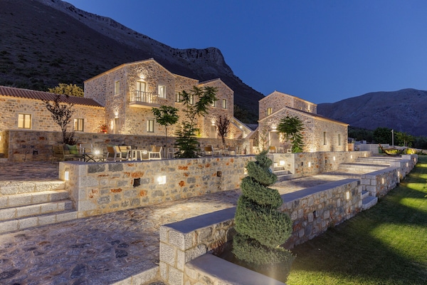 Voorkant accommodatie - avond/nacht