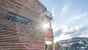A wooden building with a balcony and a sign that reads "studio". - stuub todtnauberg (Todtnau)