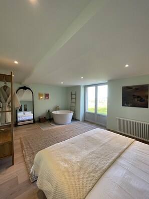 2 bedrooms, travel cot, WiFi, bed sheets - Stunning vineyard cottage with pool and terrace (Berson)