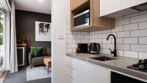 Microwave, coffee/tea maker, toaster - Vue Lake Daylesford Studio-on the lake (Daylesford)