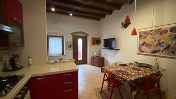 Frigorifero, microonde, forno, piano cottura