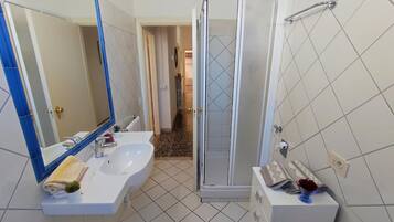 Gratis toiletartikelen, een haardroger, handdoeken