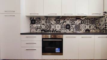 Ofen, Herdplatte, Wasserkocher mit Kaffee-/Teezubehör