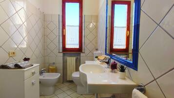 Gratis toiletartikelen, een haardroger, handdoeken