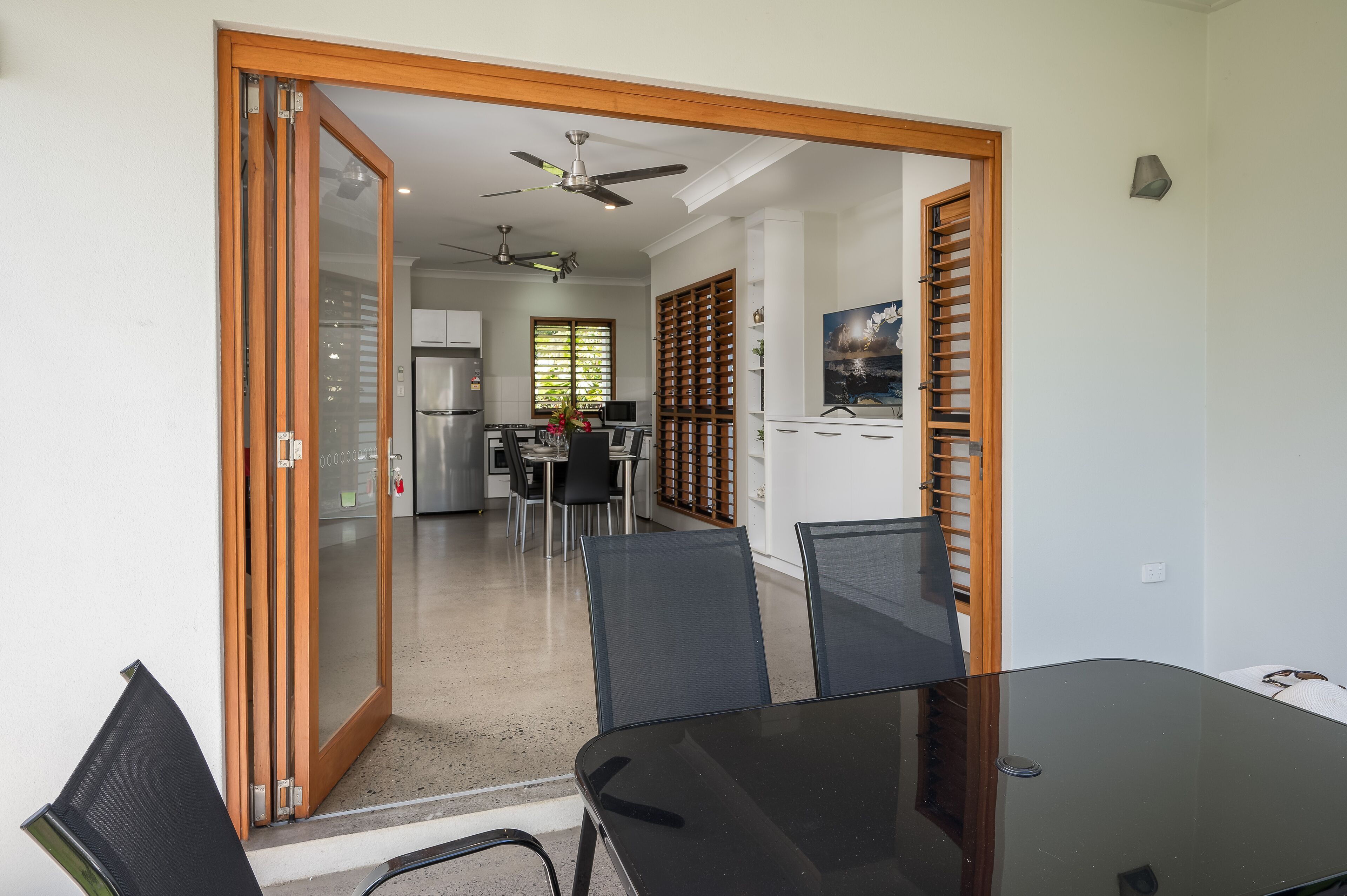 Beautiful Cedar Family Getaway Villa - 5 min walk from beach!