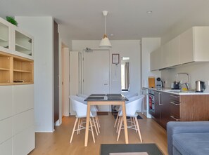 Réfrigérateur, un four, surface de cuisson, lave-vaisselle