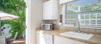 Conch Key Cottage 2 bed 1 bath home w/ramp access