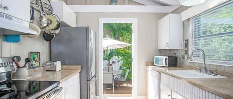 Een koelkast, een microgolfoven, een oven, een kookplaat