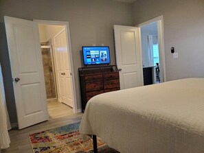 3 camere, una scrivania, ferro/asse da stiro, culla da viaggio