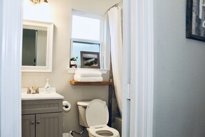 Combined shower/bathtub, hair dryer, towels, soap - The Beaver Den welcomes 30 day stays remote workers King bed Lake Conroe (Montgomery)