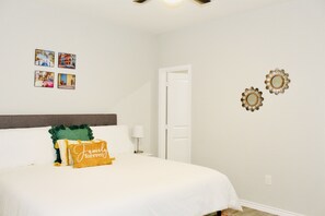 3 bedrooms, desk, iron/ironing board, travel cot - The Beaver Den welcomes 30 day stays remote workers King bed Lake Conroe (Montgomery)