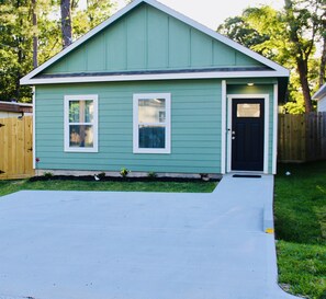 Exterior - The Beaver Den welcomes 30 day stays remote workers King bed Lake Conroe (Montgomery)