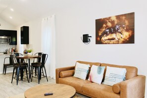 Smart TV, books - The Beaver Den welcomes 30 day stays remote workers King bed Lake Conroe (Montgomery)