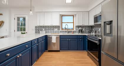 206 Massachusetts - NEWLY LISTED! Renovated in 2022. Amazing location!!