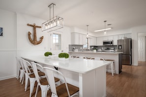 Fridge, microwave, oven, stovetop - Amazing location and layout for vacation fun! 206 Massachusetts (Lewes)