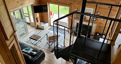 Wilderness Retreat - Secluded cottage tucked away in the Woods!