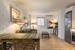 Standard Apartment | Living area | Flat-screen TV - Apartahotel Quo Eraso (Madrid)