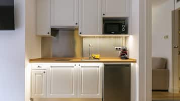 Een mini-koelkast, een magnetron, een kookplaat