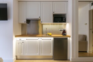 Mini réfrigérateur, micro-ondes, plaque de cuisson