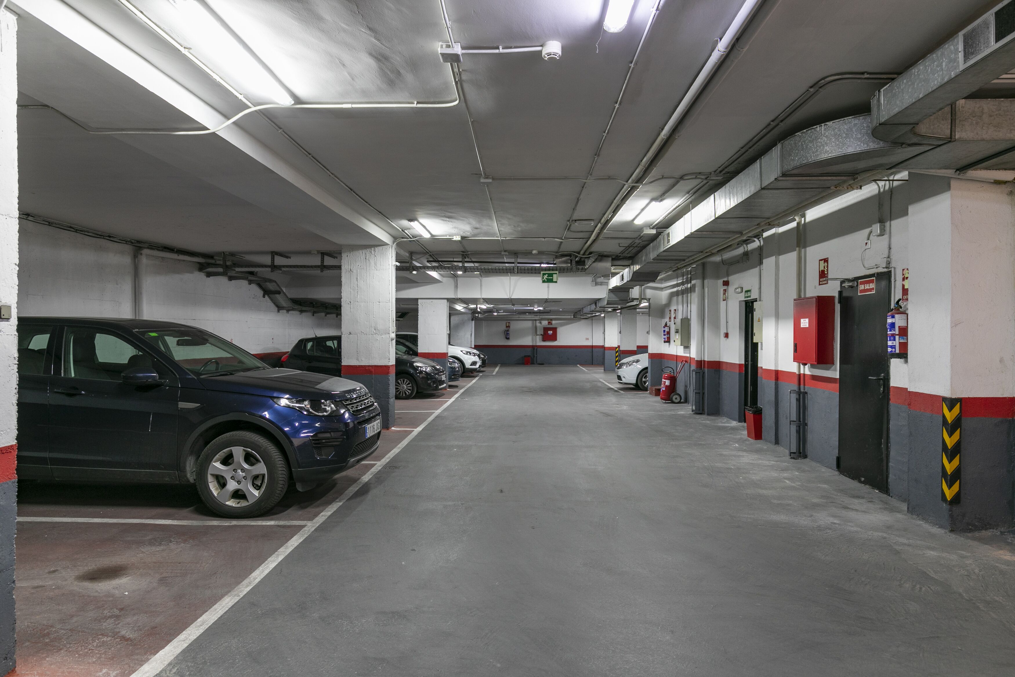 En parkeringskælder med flere etager og adskillige parkerede biler.