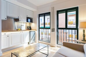 Mini-fridge, microwave, stovetop, cookware/dishes/utensils - Apartahotel Quo Eraso (Madrid)