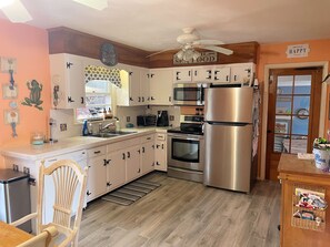 Réfrigérateur, micro-ondes, lave-vaisselle, cafetière/bouilloire