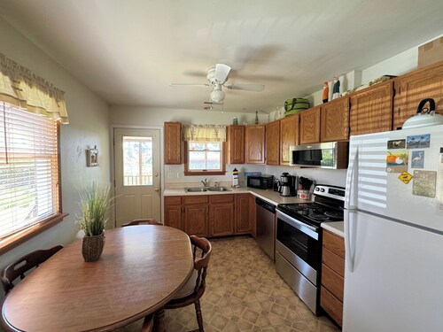 Misty Manor - 3BR home, sc. porch & NO PETS. NO LINENS PROVIDED