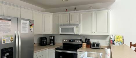 Kühlschrank, Mikrowelle, Geschirrspüler