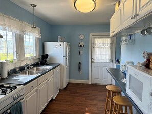 Réfrigérateur, micro-ondes, lave-vaisselle, cafetière/bouilloire