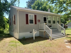 Exterior - Sea Pines -2BR  CLOSE TO SHOPPING,SCREENED PORCH, Linens and Towels Provided (Chincoteague)