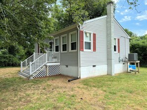 Exterior - Sea Pines -2BR  CLOSE TO SHOPPING,SCREENED PORCH, Linens and Towels Provided (Chincoteague)