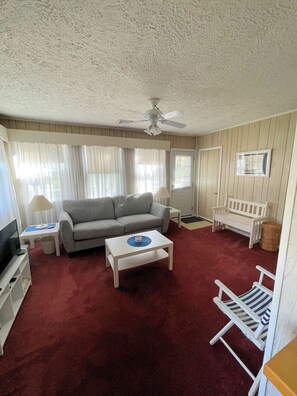 Smart TV, DVD player - Sea Pines -2BR  CLOSE TO SHOPPING,SCREENED PORCH, Linens and Towels Provided (Chincoteague)