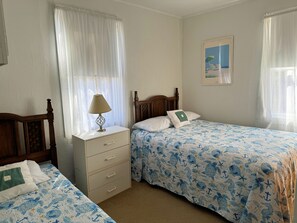 2 bedrooms, WiFi, bed sheets - Sea Pines -2BR  CLOSE TO SHOPPING,SCREENED PORCH, Linens and Towels Provided (Chincoteague)