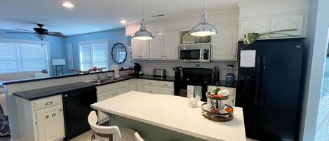 Refrigerador, microondas, lavavajillas y cafetera y tetera