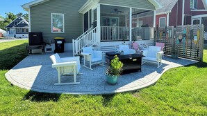 A covered patio with outdoor furniture, a small table, and a potted plant. - Josie's Getaway - Pet Friendly -Mini-Vacations and Month to Monthly Available (Chincoteague)