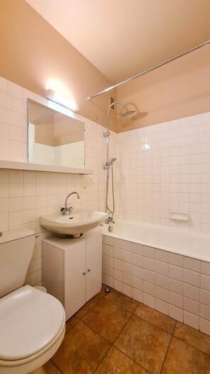Bathtub - 150m from resort center, 6th floor, view ski slopes, balcony, tv, ski locker, 24m², Flaine (Flaine)