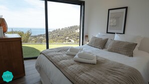 5 bedrooms, desk, iron/ironing board, travel cot