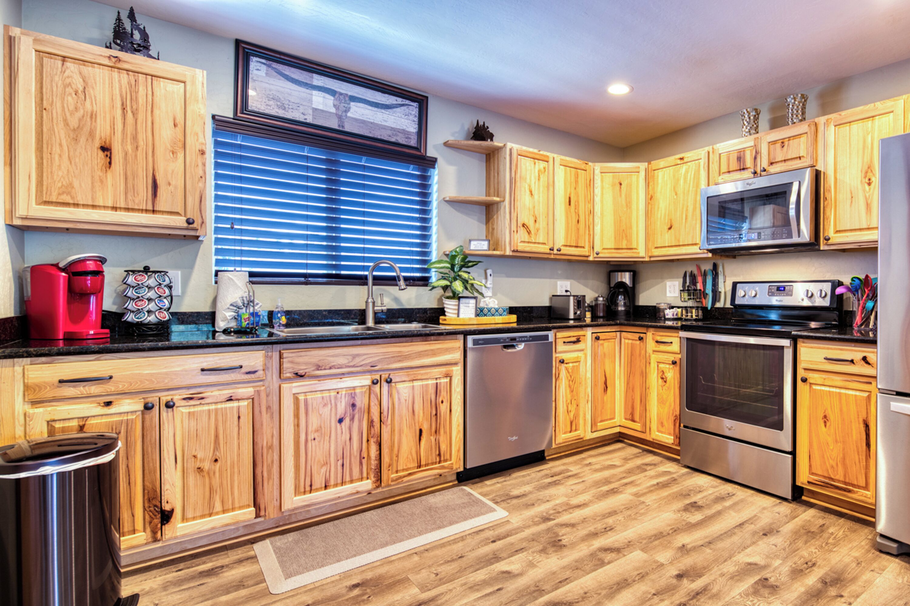 Kjøleskap, mikrobølgeovn, ovn og kokeplater