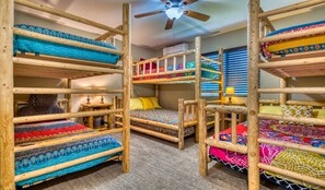 4 bedrooms, iron/ironing board, free WiFi, bed sheets - A/C LakeAccess GameRoom Xbox DogOK kayaks paddleboards Private30'Dock Sleeps 14 (Sagle)