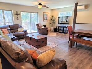 Smart TV, video games, DVD player, foosball - A/C LakeAccess GameRoom Xbox DogOK kayaks paddleboards Private30'Dock Sleeps 14 (Sagle)