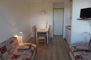 Interior - Ski-in/ski-out & foot of the slopes, 5th floor, view ski slopes, balcony, tv, 28m², La Plagne (La Plagne)